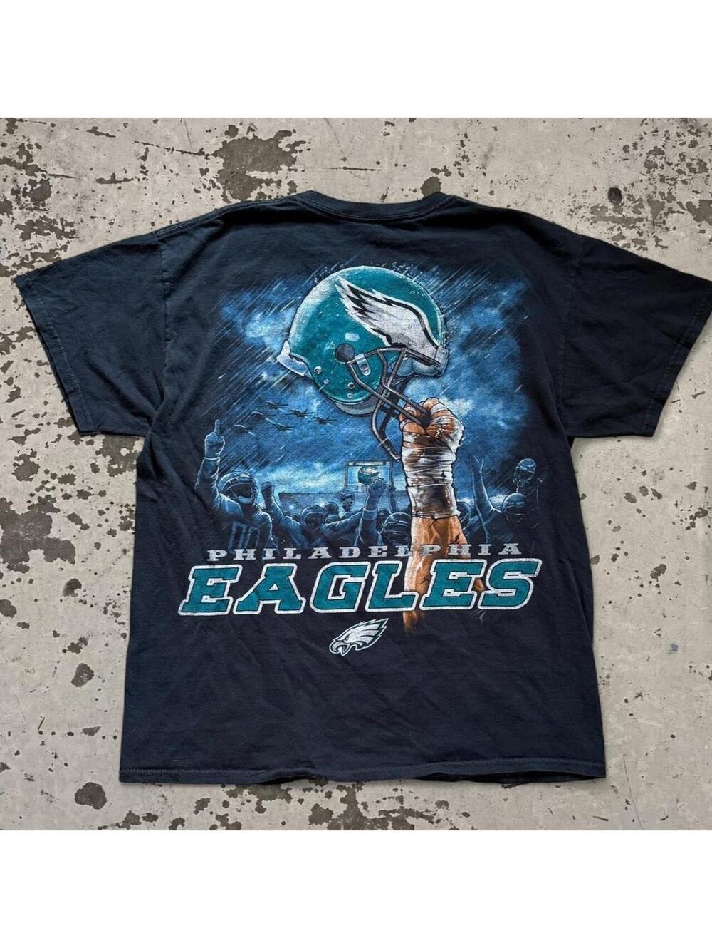 Absolutely beautiful Vintage early 2000s Y2K Philadelphia Eagles T-shirt.